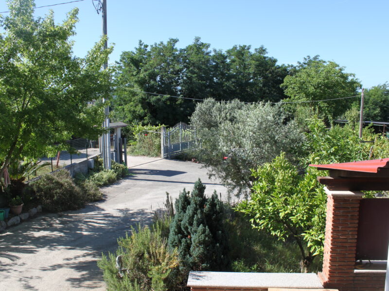 AMOROSI (808) - VILLA INDIPENDENTE CON TERRENO