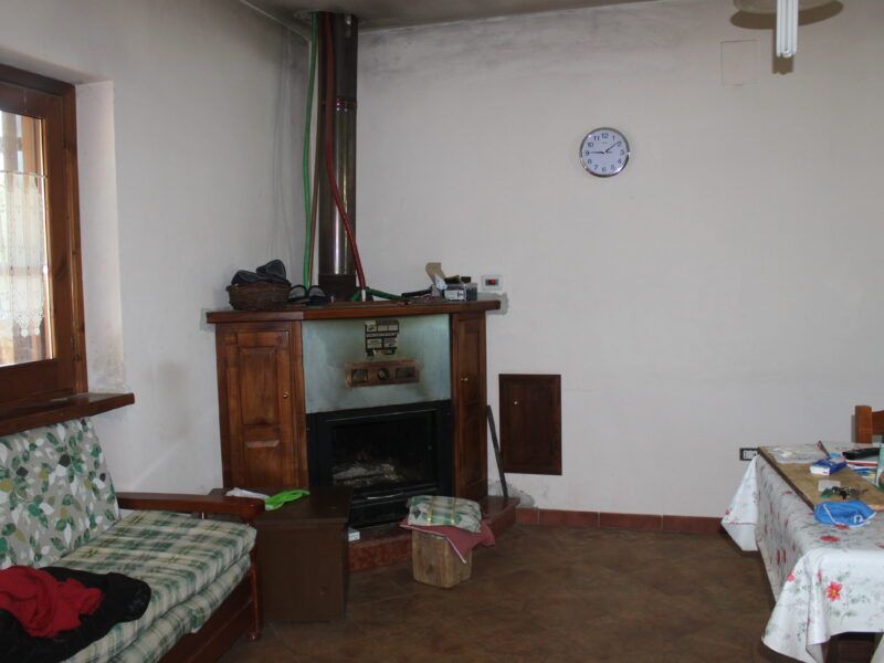 AMOROSI (808) - VILLA INDIPENDENTE CON TERRENO