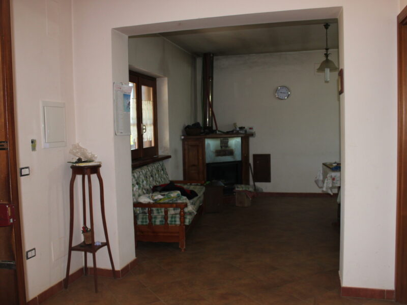 AMOROSI (808) - VILLA INDIPENDENTE CON TERRENO