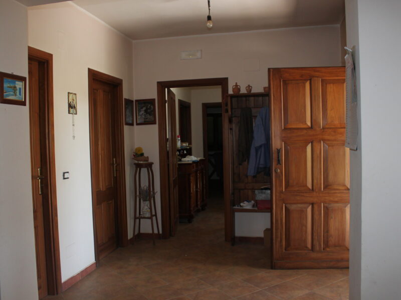 AMOROSI (808) - VILLA INDIPENDENTE CON TERRENO