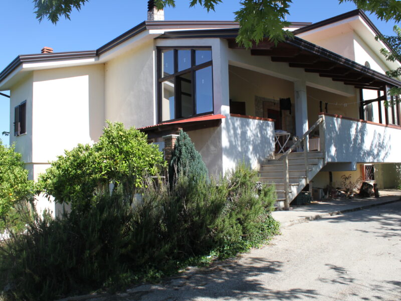 AMOROSI (808) - VILLA INDIPENDENTE CON TERRENO