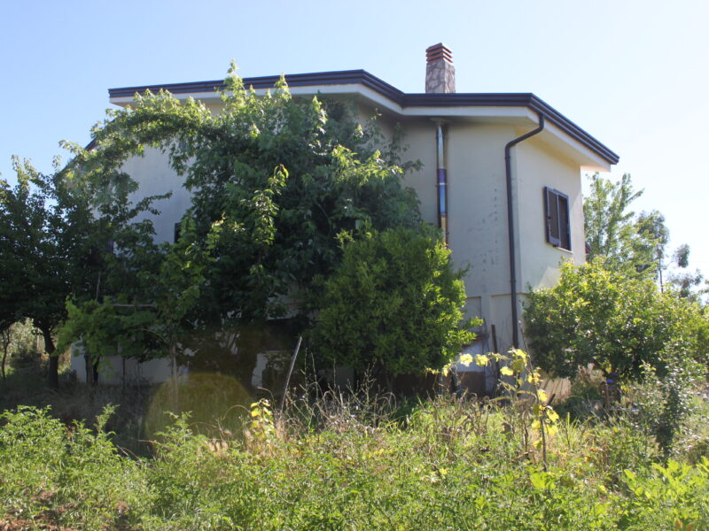 AMOROSI (808) - VILLA INDIPENDENTE CON TERRENO